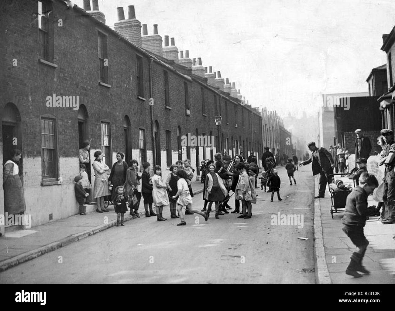 Englisch STREET SCENE 1925. Die Lage ist nicht bekannt. Stockfoto