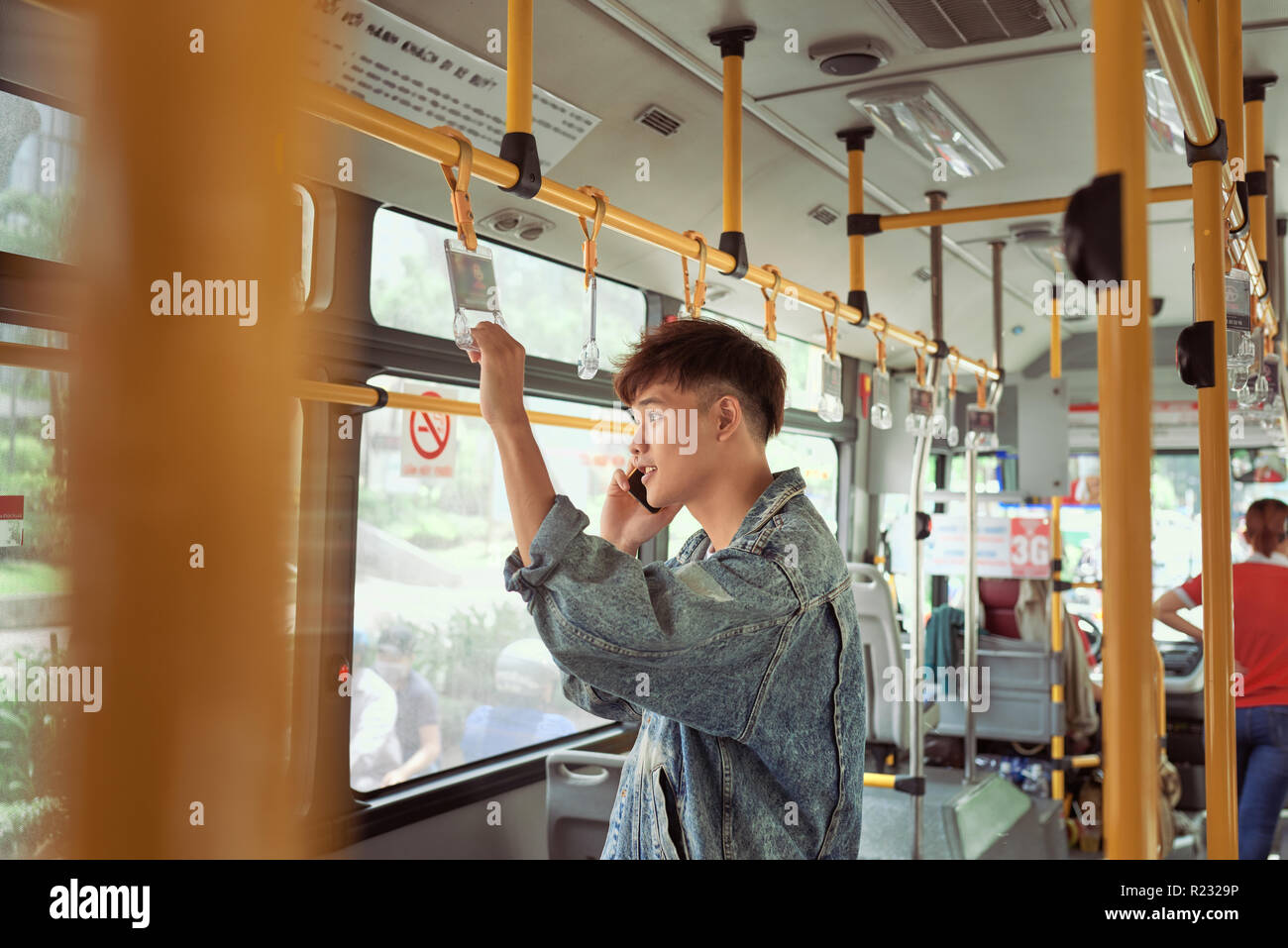 Stattliche hipster der moderne Mensch Aufruf per Handy in Bus Stockfoto