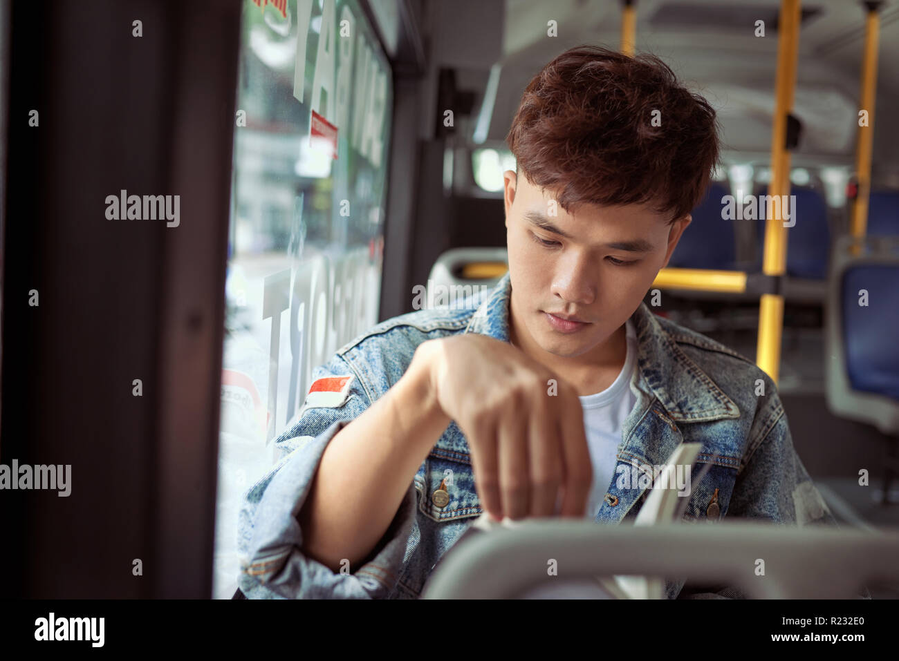 Transport. Leute im Bus. Er Lesung buchen Sie im Verkehr. Stockfoto