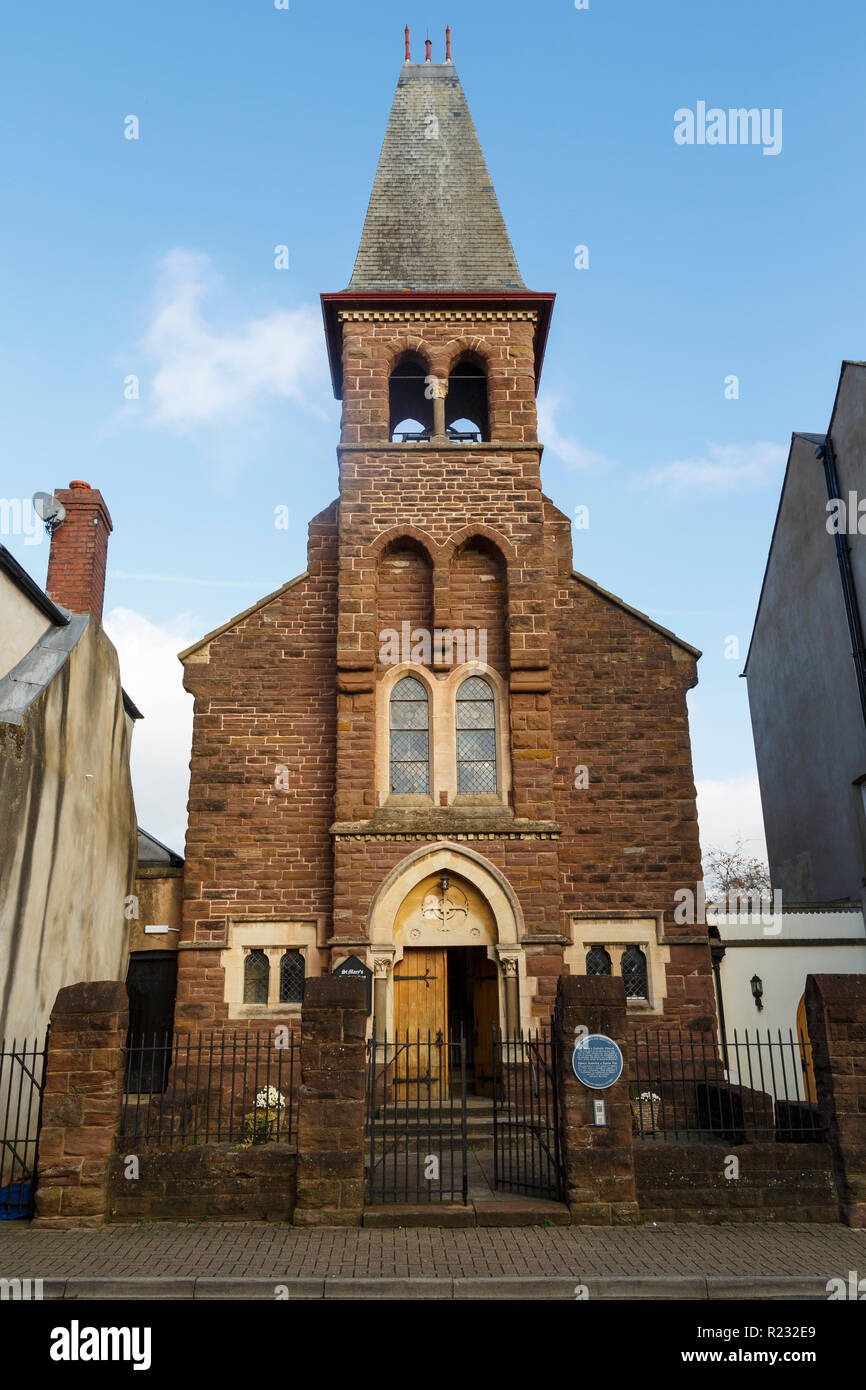 St Mary's Catholic Church, St. Mary's Street, Monmouth, mit einer blauen Plakette und Monmouthpedia QR-Tag. Stockfoto