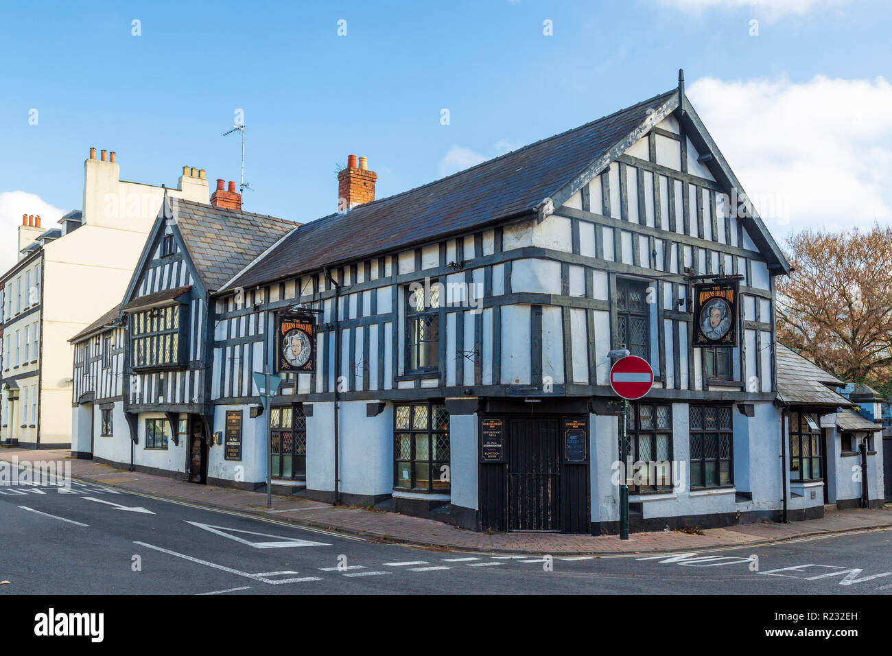 Die Queen's Head Inn, St James Street, Monmouth, einem sechzehnten Jahrhundert Coaching Inn, sagte" verfolgt werden. Stockfoto