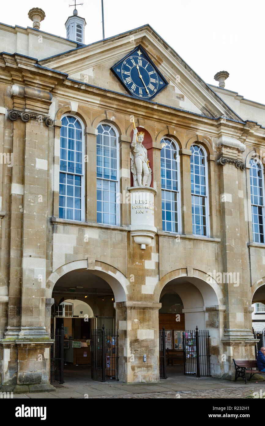 Monmouth, Gwent, der Shire Hall, Agincourt Platz, mit einer Statue von König Henry V, geboren 1387 Stockfoto