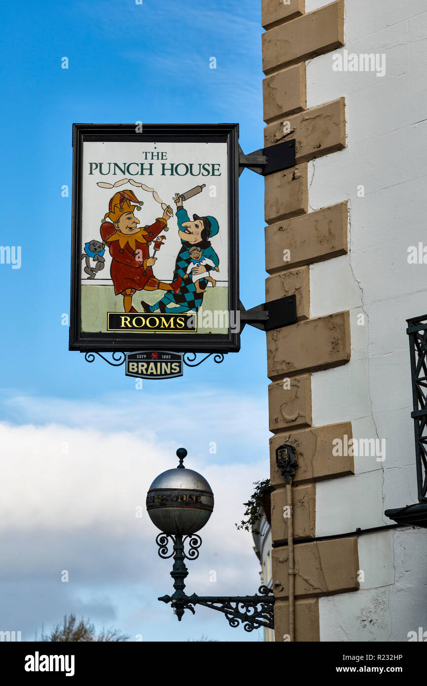 Zeichen für die Punch House Inn, dem achtzehnten Jahrhundert coaching House auf Agincourt Square, Monmouth, Gwent Stockfoto