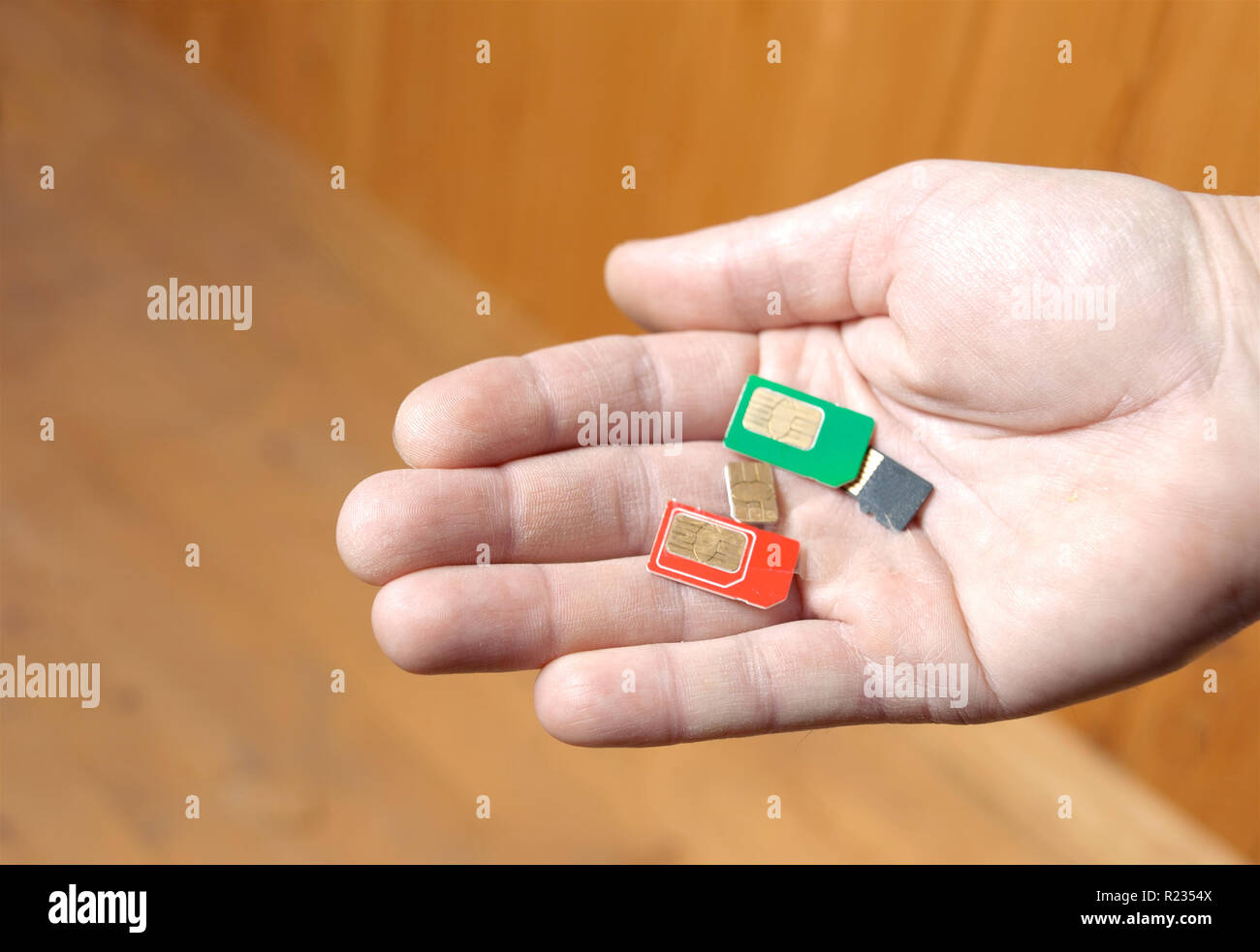 Nahaufnahme einer männlichen Hand, holding Bündel der bunten SIM-Karten Stockfoto