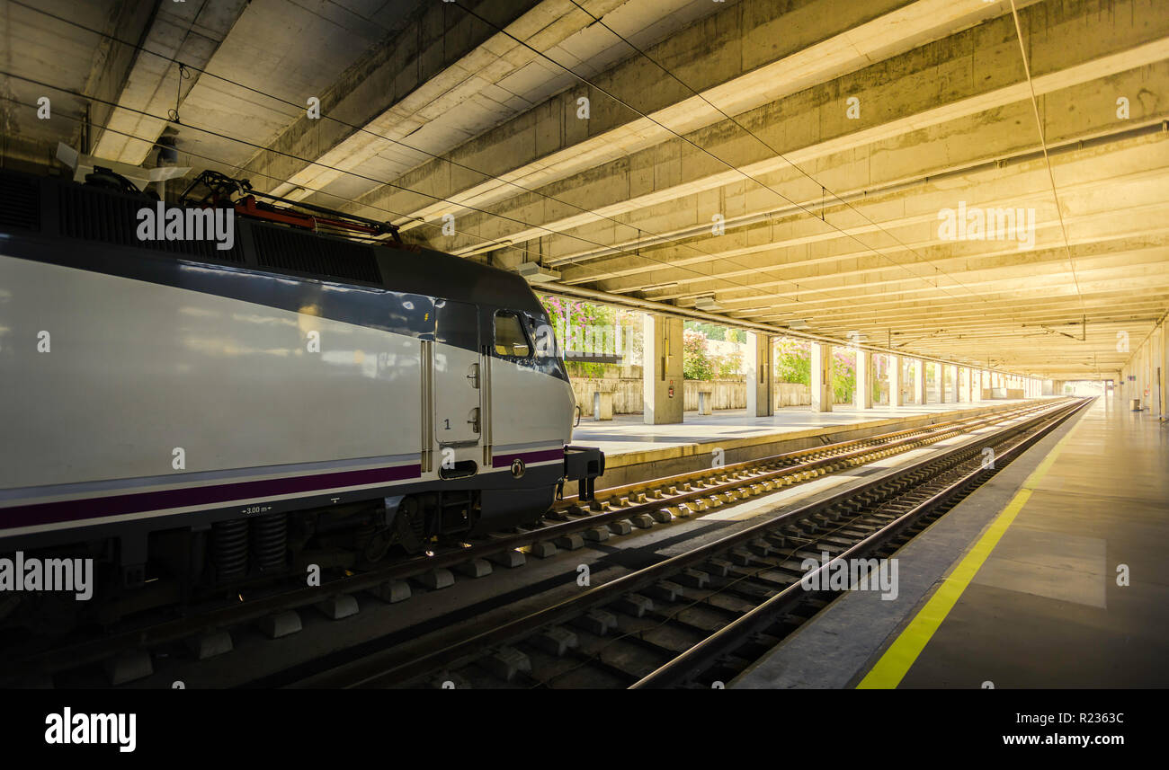 Hohe Drehzahl elektrische Zug im Bahnhof und Plattform niemand, Spanien Stockfoto