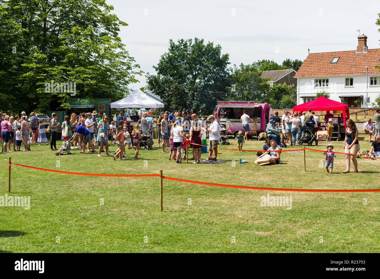 Eine Masse von Menschen zu einem Sommer fete in einem Feld an einem sonnigen Tag Sommer, Brampton, Großbritannien Stockfoto