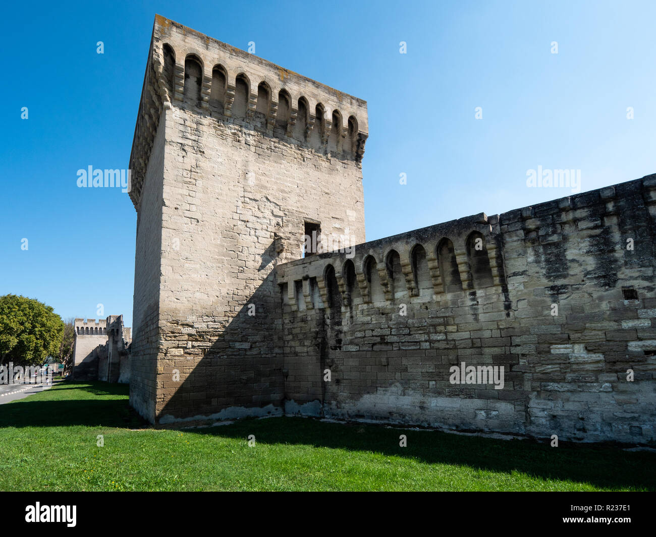 Die Avignon Stadtmauer. Es ist eine der wenigen französischen Städte alle seine alten Stadtmauern erhalten haben. Avignon ist eine alte Stadt im Süden von Frankreich. Stockfoto