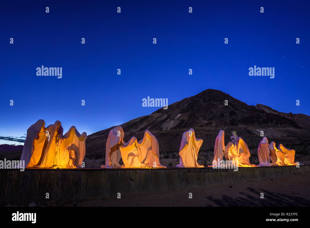 Creepy ghost Skulptur Installation im Rhyolith, Nevada Stockfoto