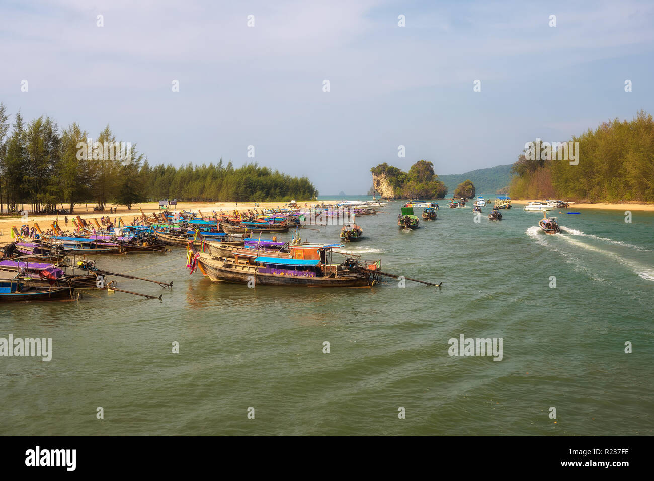 Long-tail Boote parken am Ao Nang in der Provinz Krabi, Thailand Stockfoto