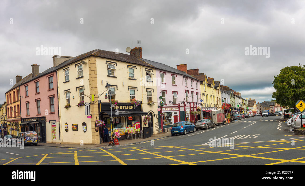 Blick auf die Straße im Zentrum von Cahir, Irland Stockfoto