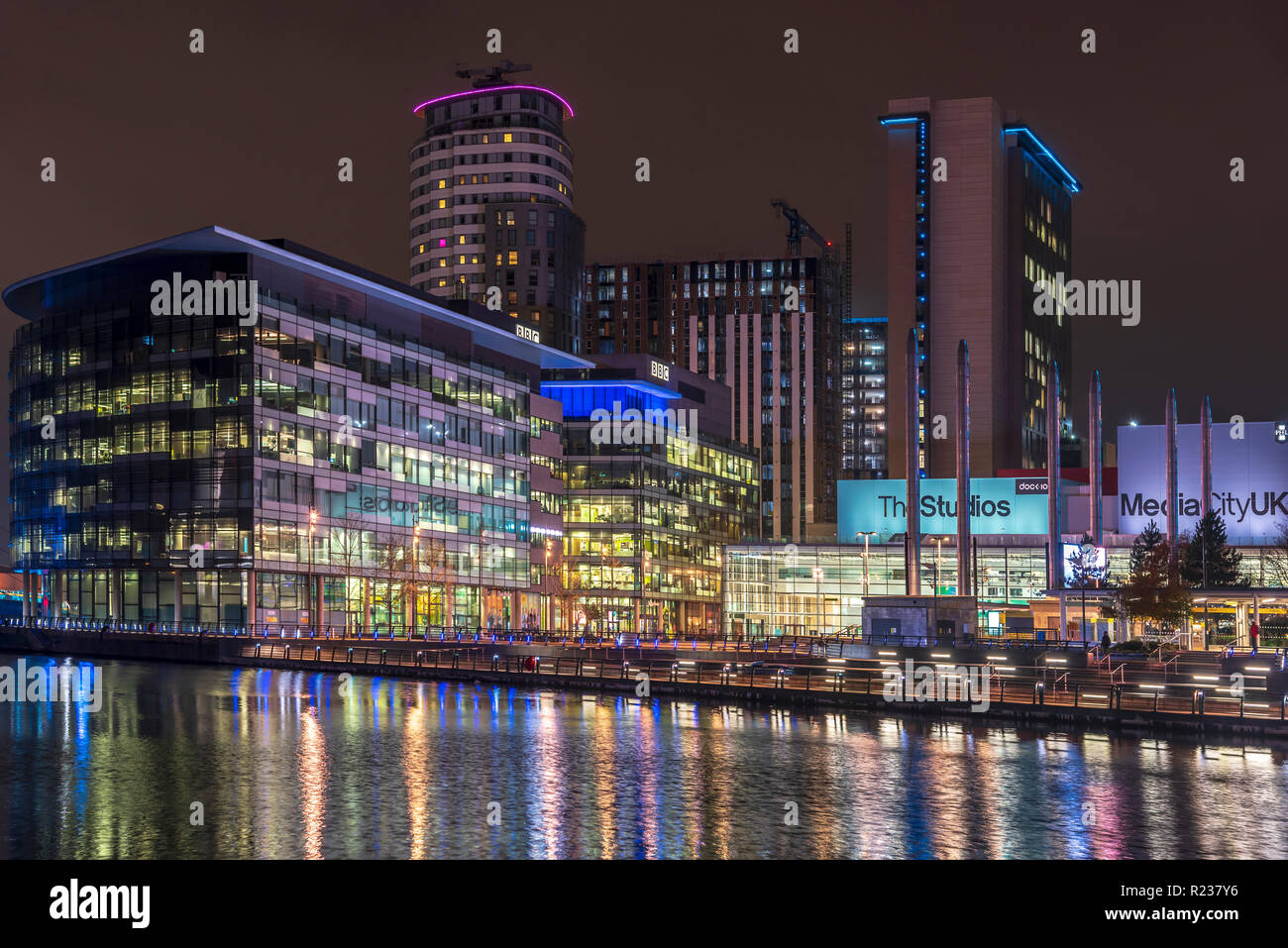 Salford Quays Media City bei Nacht. Stockfoto