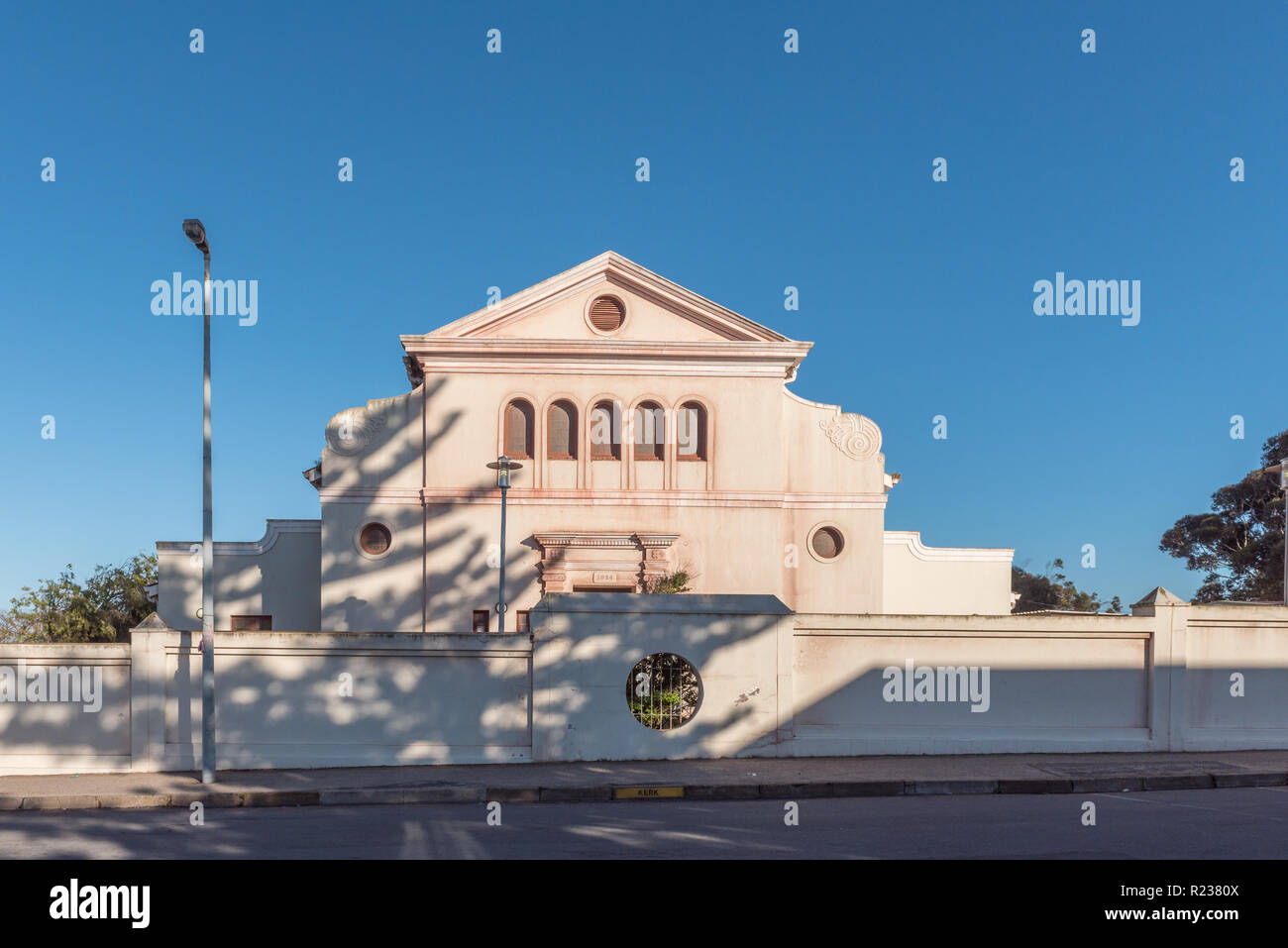 VREDENBURG, SÜDAFRIKA, 21. AUGUST 2018: eine Straße, Szene, mit dem Magistrat, in Vredenburg in der Provinz Western Cape Stockfoto