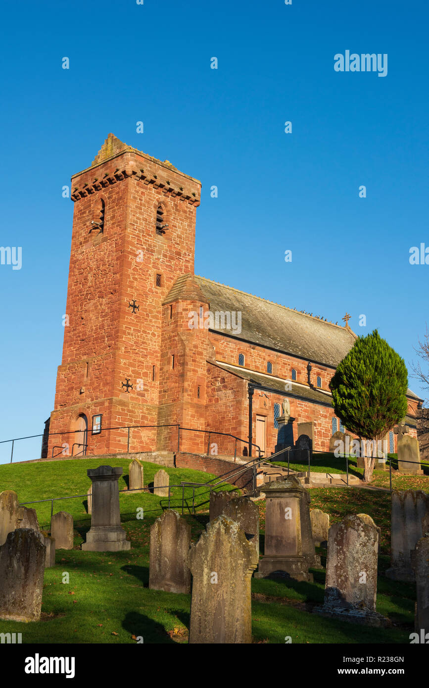 St. Vigeans Pfarrkirche befindet sich auf einem natürlichen Hügel am Stadtrand von Arbroath, Angus, Schottland. Stockfoto