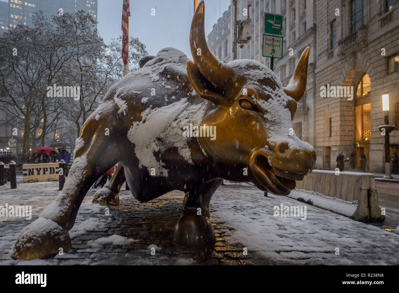 New York, Vereinigte Staaten. 15 Nov, 2018. Wall Street Bull Statue bedeckt im Schnee wie New York City war der erste Schnee der Saison am 15 November, 2018 Um 12.00 Uhr ein Mischmasch winterlichen Bedingungen. Emergency Management der Stadt Service empfohlen New Yorker bewusst, rutschigen Bedingungen zu sein, auch ein Travel Advisory für Donnerstag Besonders während der Abend pendeln. Credit: Erik McGregor/Pacific Press/Alamy leben Nachrichten Stockfoto