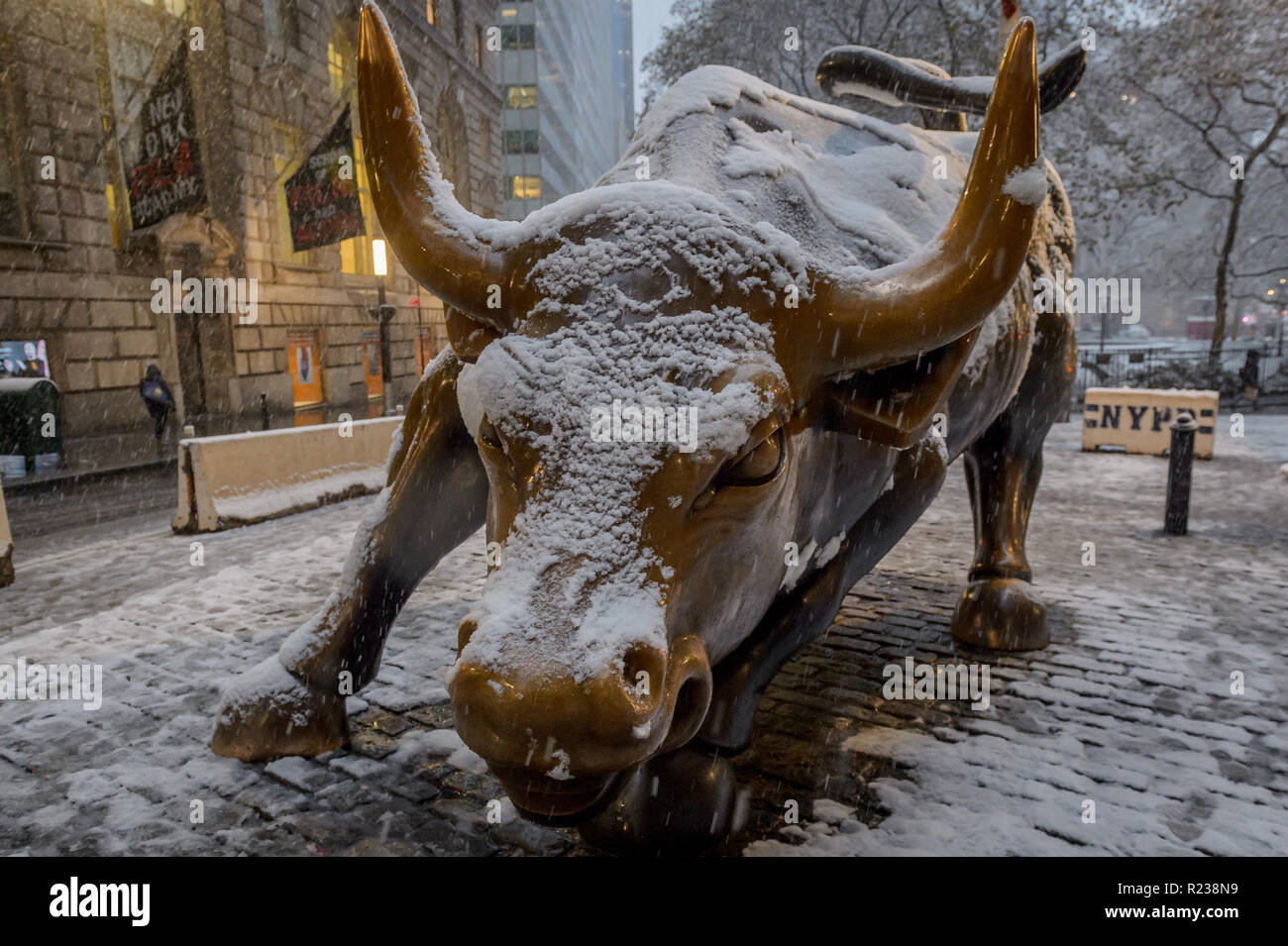 New York, Vereinigte Staaten. 15 Nov, 2018. Wall Street Bull Statue bedeckt im Schnee wie New York City war der erste Schnee der Saison am 15 November, 2018 Um 12.00 Uhr ein Mischmasch winterlichen Bedingungen. Emergency Management der Stadt Service empfohlen New Yorker bewusst, rutschigen Bedingungen zu sein, auch ein Travel Advisory für Donnerstag Besonders während der Abend pendeln. Credit: Erik McGregor/Pacific Press/Alamy leben Nachrichten Stockfoto