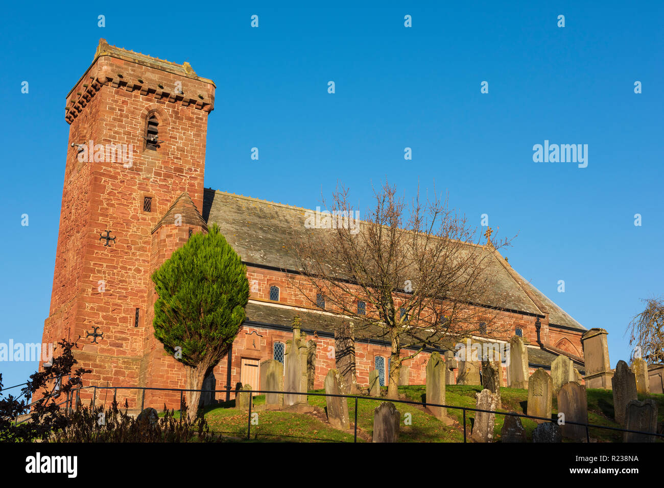 St. Vigeans Pfarrkirche befindet sich auf einem natürlichen Hügel am Stadtrand von Arbroath, Angus, Schottland. Stockfoto