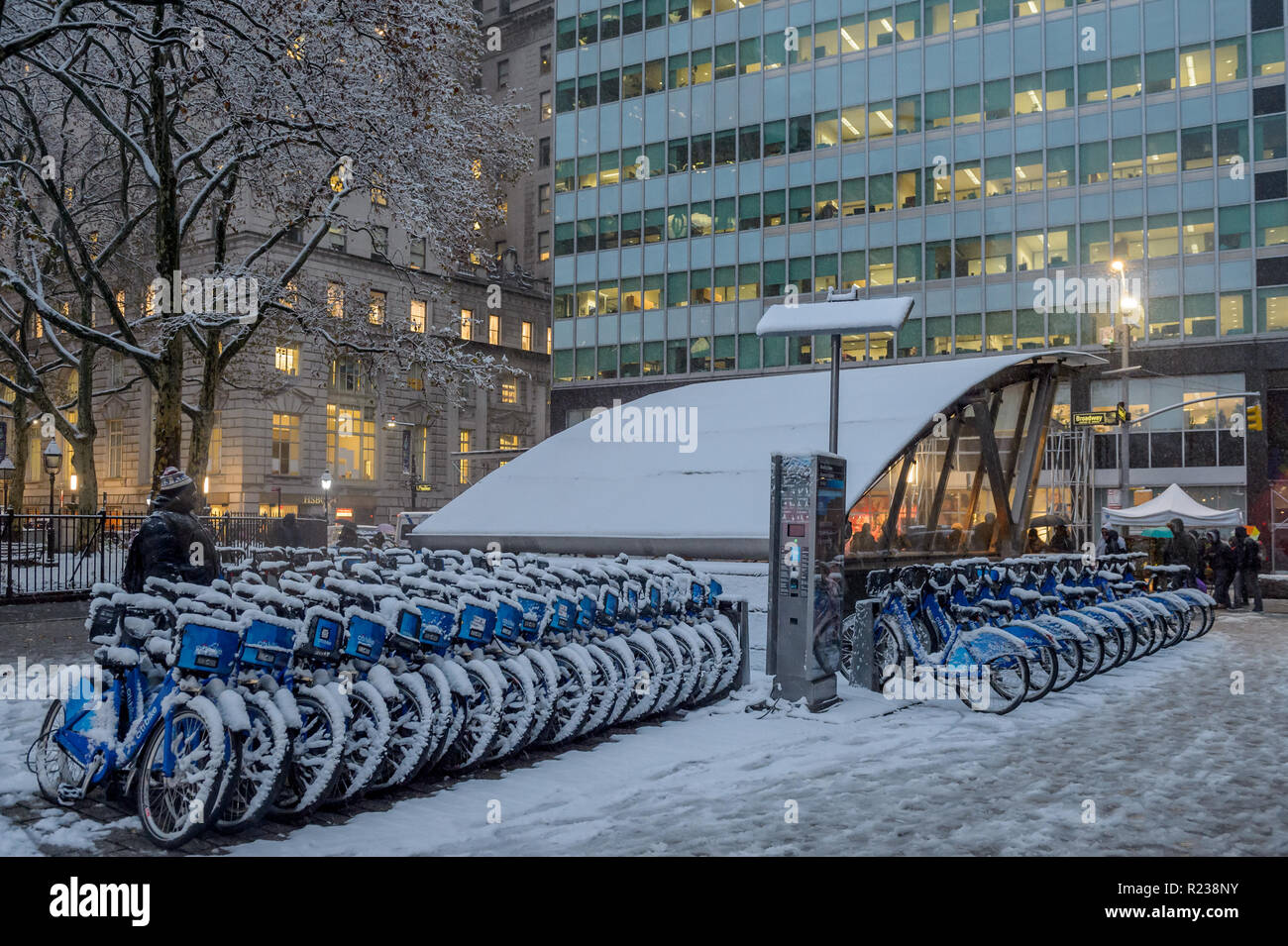 New York, Vereinigte Staaten. 15 Nov, 2018. Citibikes links in die Regale wie New York City war der erste Schnee der Saison am 15 November, 2018 Um 12.00 Uhr ein Mischmasch winterlichen Bedingungen. Emergency Management der Stadt Service empfohlen New Yorker bewusst, rutschigen Bedingungen zu sein, auch ein Travel Advisory für Donnerstag Besonders während der Abend pendeln. Credit: Erik McGregor/Pacific Press/Alamy leben Nachrichten Stockfoto