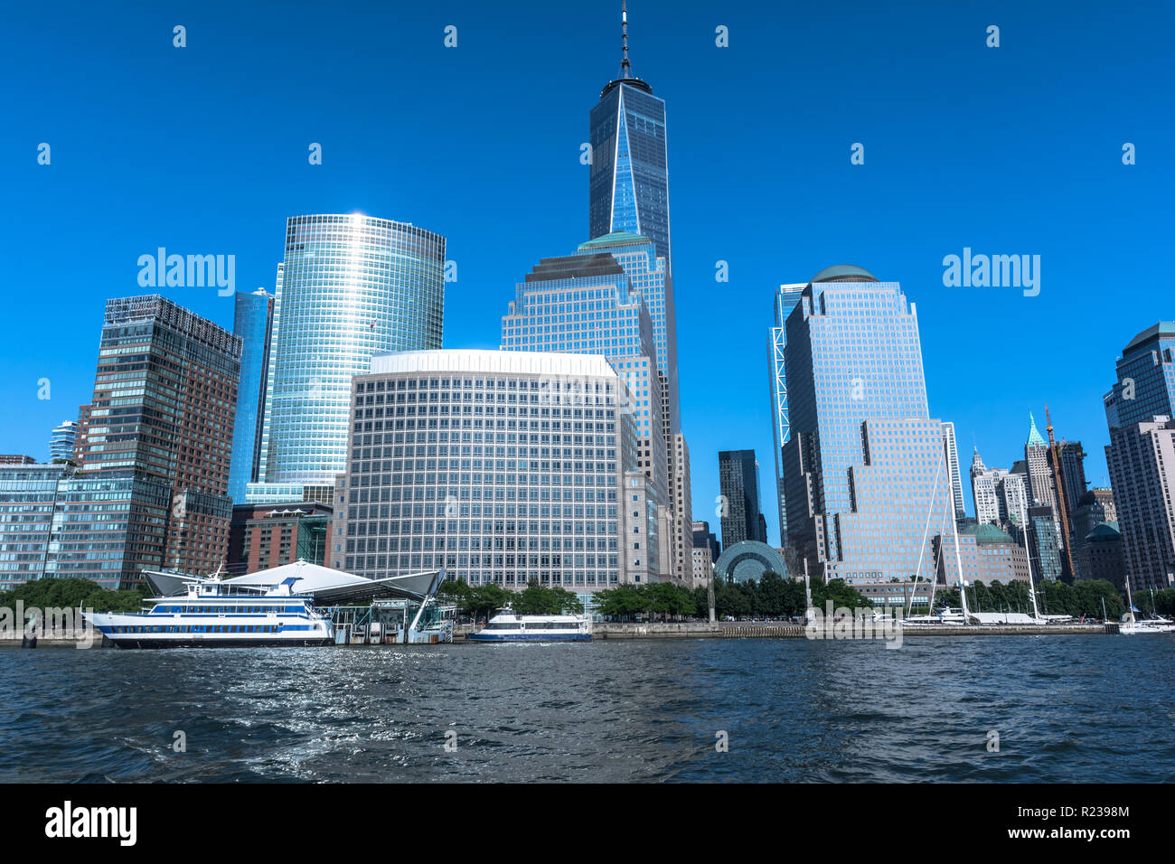 Manhattan, New York City, USA - 30. Juni 2018: Wolkenkratzer in Manhattan Blick vom Hudson River Stockfoto