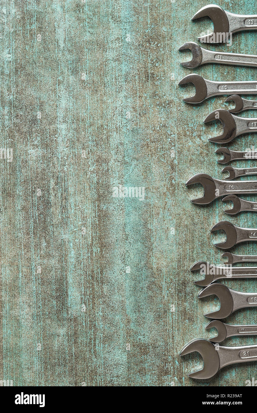 Chrom-vanadium Schlüssel. Industrielle Schraubenschlüssel an alten Tisch. Stockfoto