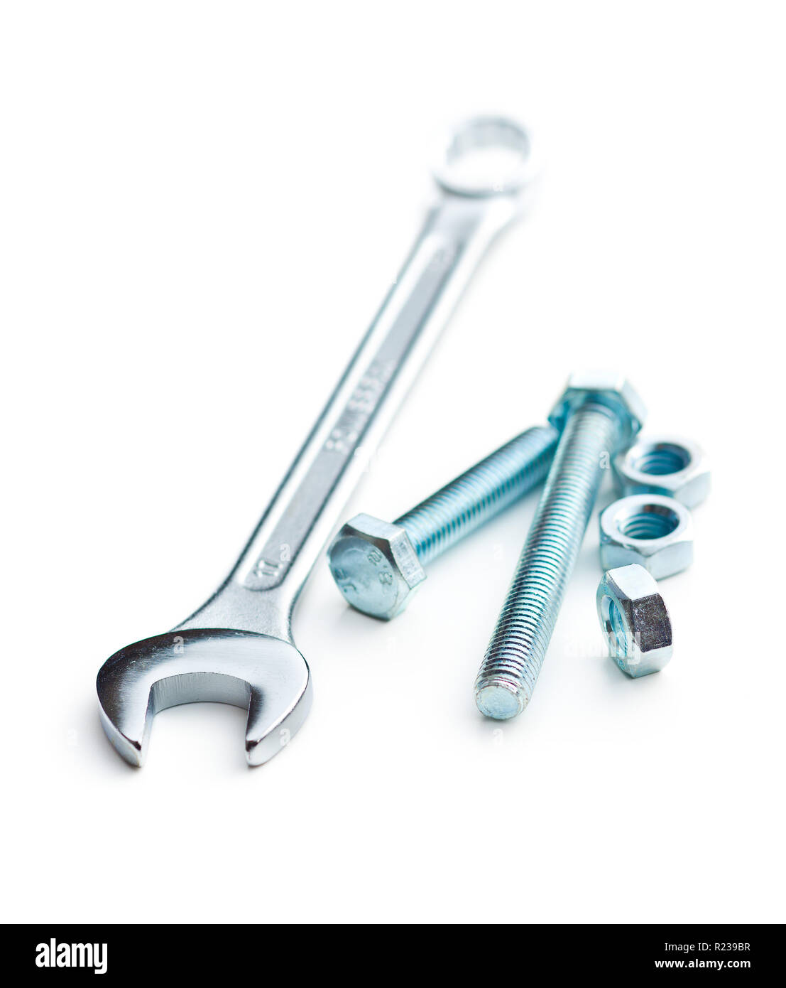 Chrom-vanadium Schlüssel und Schrauben. Industrielle Schraubenschlüssel auf weißem Hintergrund. Stockfoto