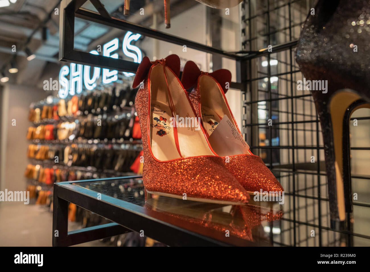 Minnie Mouse, Disney Charakter red sparkle High Heel Schuhe in Primark shop, Madrid, Spanien Stockfoto