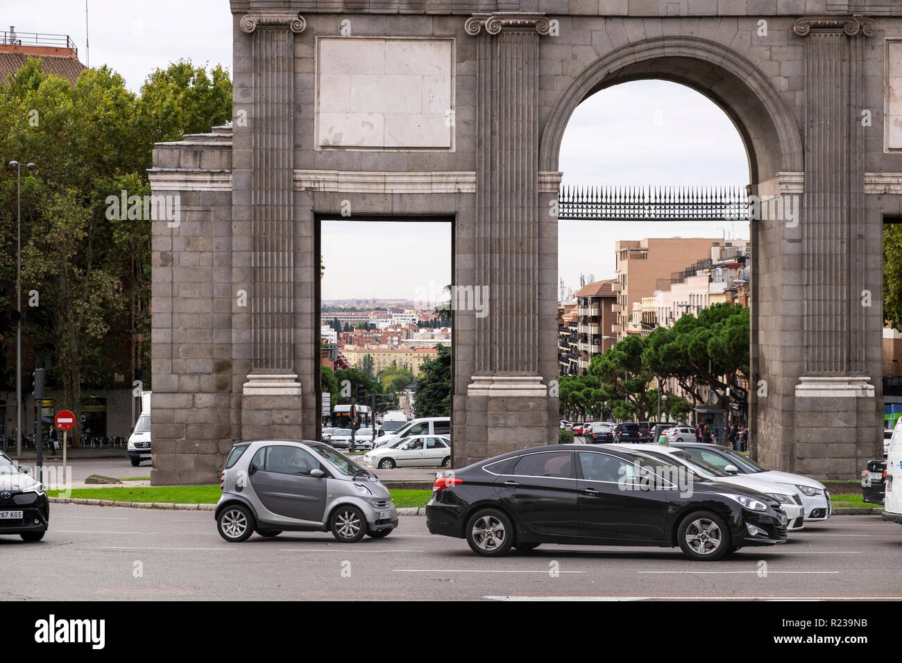 Verkehr auf den Kreisverkehr am Puerto de Toledo, Madrid, Spanien Stockfoto