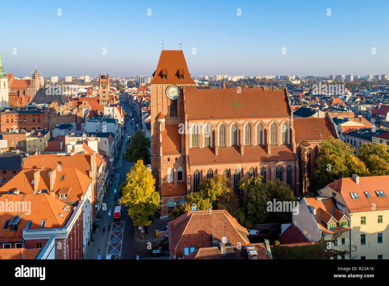 Mittelalterlichen gotischen Kathedrale von St. John in Torun, Polen, und die Altstadt mit Rathaus turm. Stockfoto