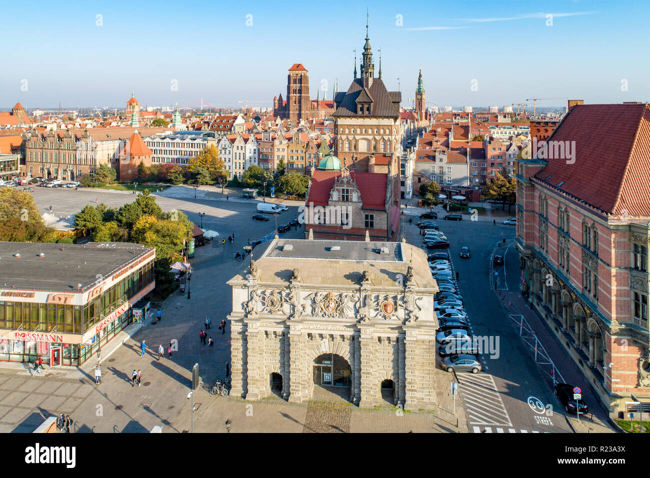 Danzig, Polen - 17. Oktober 2018: Alte Stadt mit Renaissance Tor, genannt Brama Wyzynna (Upland oder hohe Tor), Gefängnis Tor, St. Maria Kirche und Stadt Stockfoto