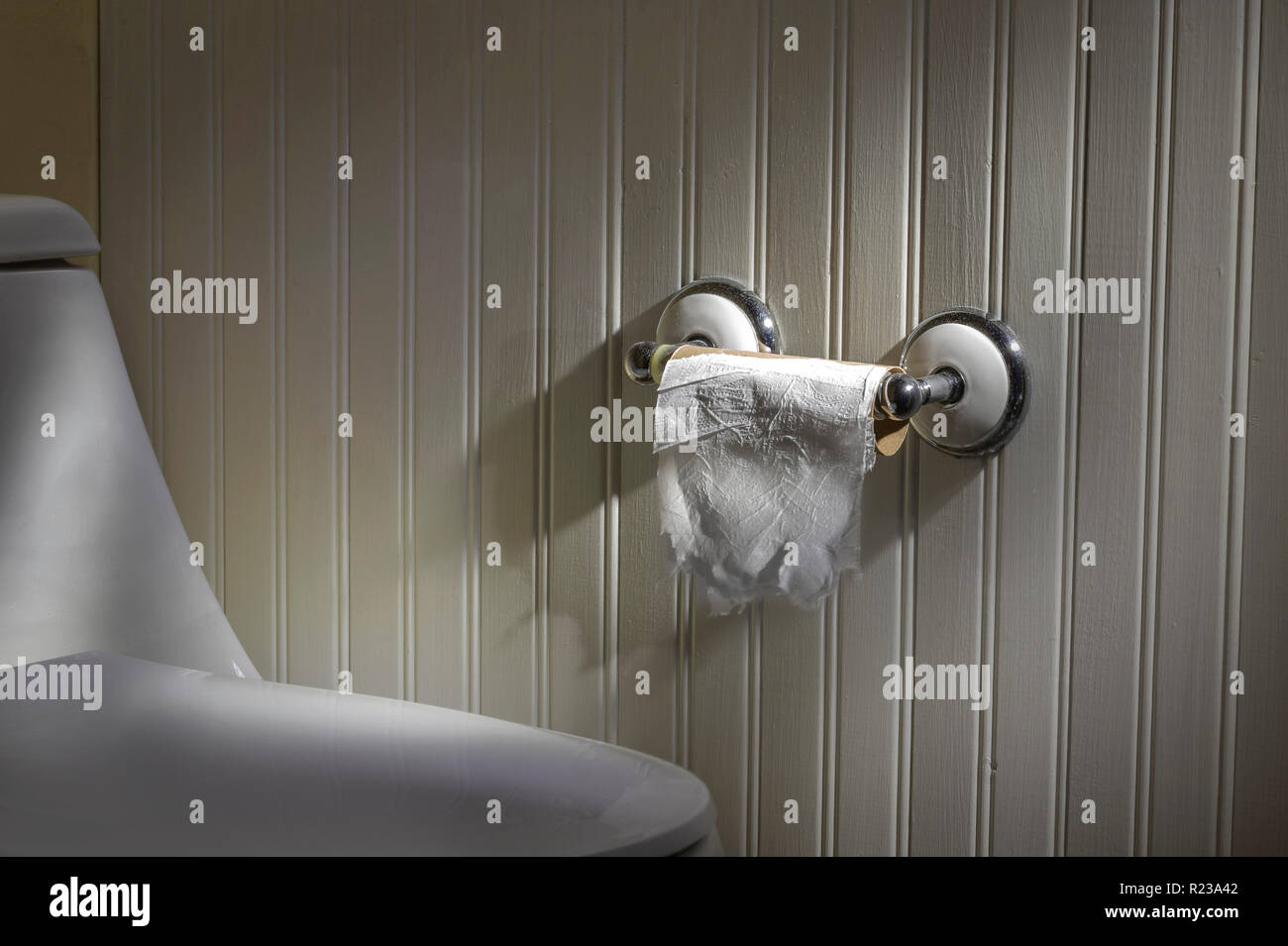 Letzte Blatt Toilettenpapier auf Rollen im Badezimmer Stockfoto