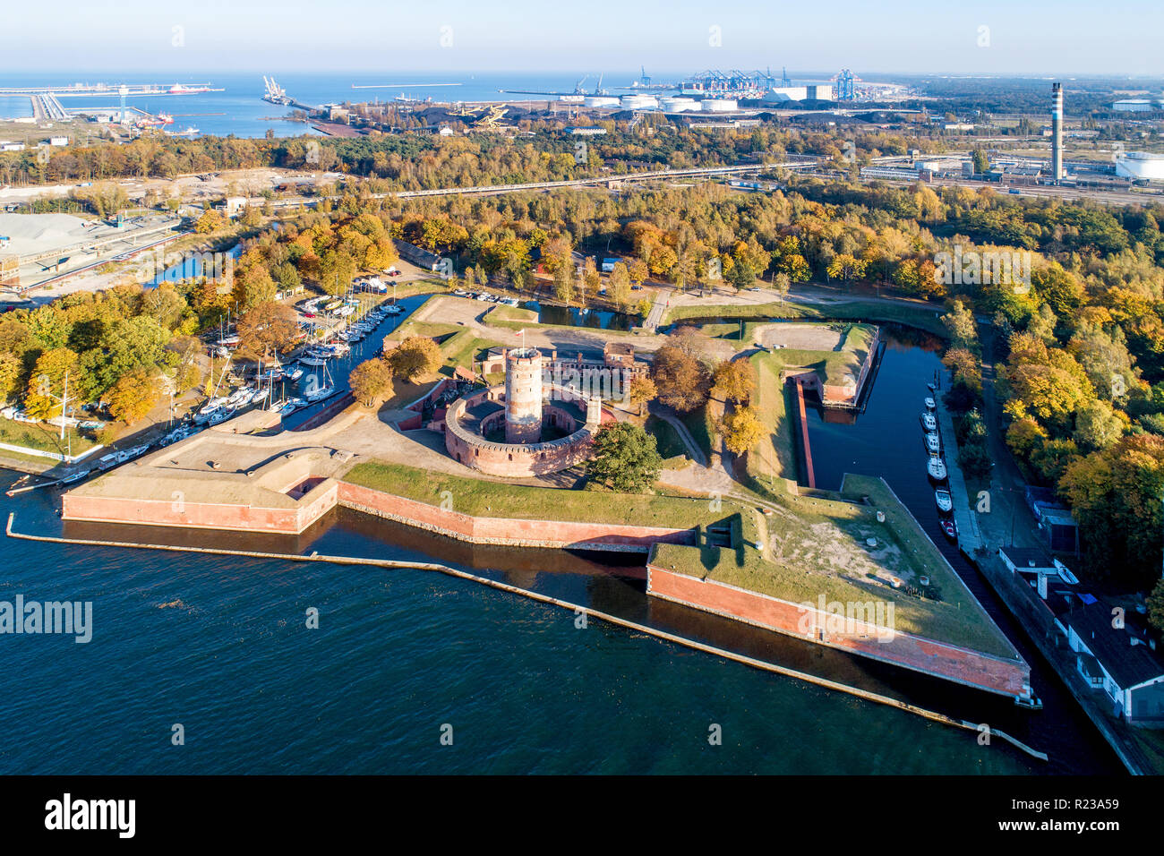Mittelalterliche Wisloujscie Festung mit alten Leuchtturm Turm im Hafen von Danzig, Polen. Ein einzigartiges Denkmal der Festungsanlage funktioniert. Luftbild bei Sonnenuntergang Stockfoto