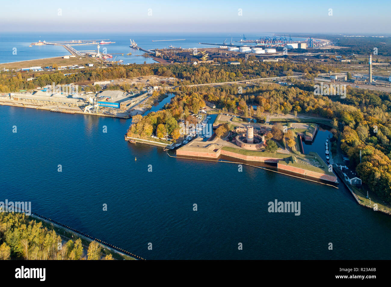 Mittelalterliche Wisloujscie Festung mit alten Leuchtturm Turm im Hafen von Danzig, Polen. Ein einzigartiges Denkmal der Festungsanlage funktioniert. Luftbild bei Sonnenuntergang Stockfoto
