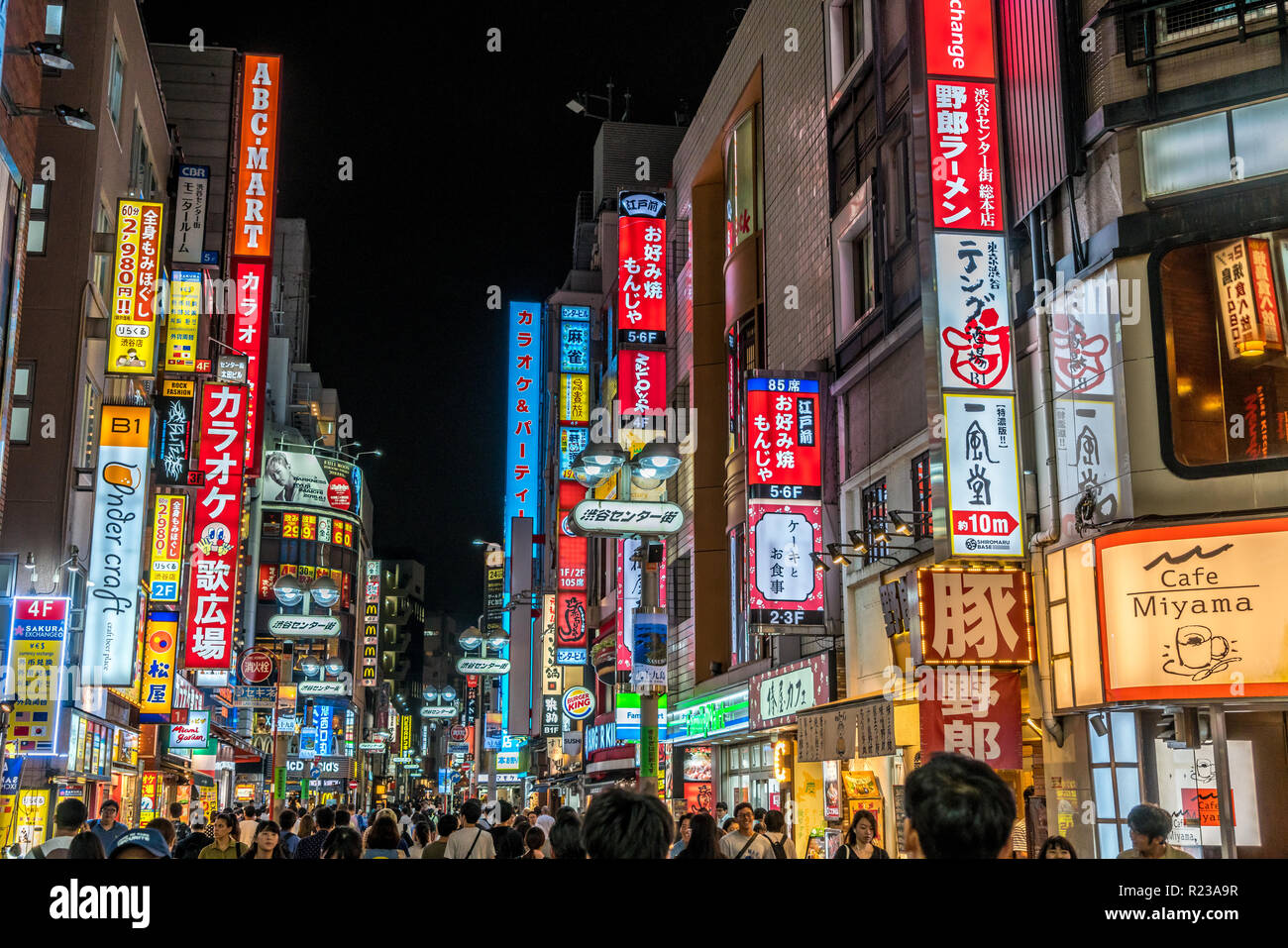 Shibuya, Tokio - 27. August 2018: die Nacht Szene in Shibuya entfernt. Menschen zu Fuß auf crwoded Straßen voller Restaurants und Geschäfte mit bunten Bill Stockfoto