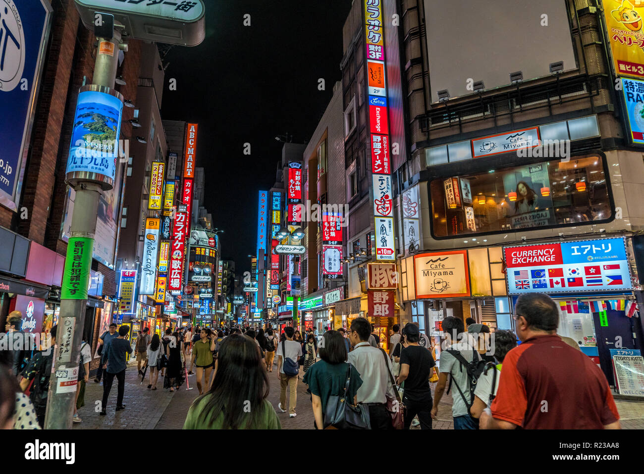 Shibuya, Tokio - 27. August 2018: die Nacht Szene in Shibuya entfernt. Menschen zu Fuß auf crwoded Straßen voller Restaurants und Geschäfte mit bunten Bill Stockfoto