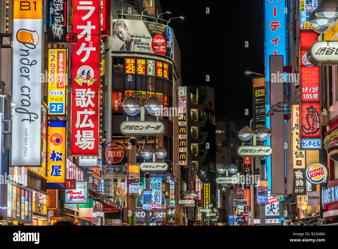 Shibuya, Tokio - 27. August 2018: die Nacht Szene in Shibuya entfernt. Restaurants und Geschäfte mit bunten Reklametafeln Stockfoto