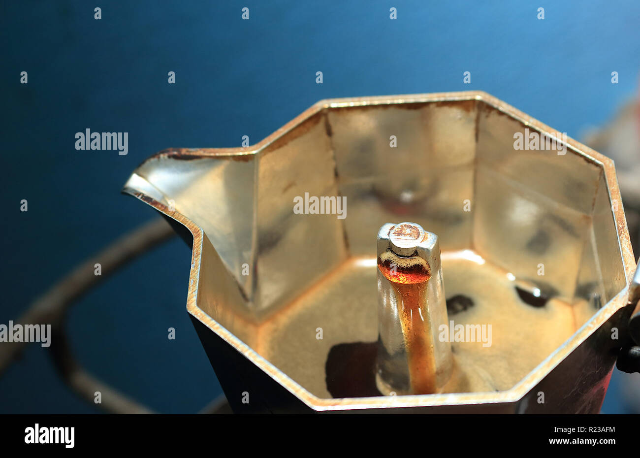 Der italienische Moka-Topf bereitet Kaffee zu, und das Getränk fängt an zu fließen. Stockfoto