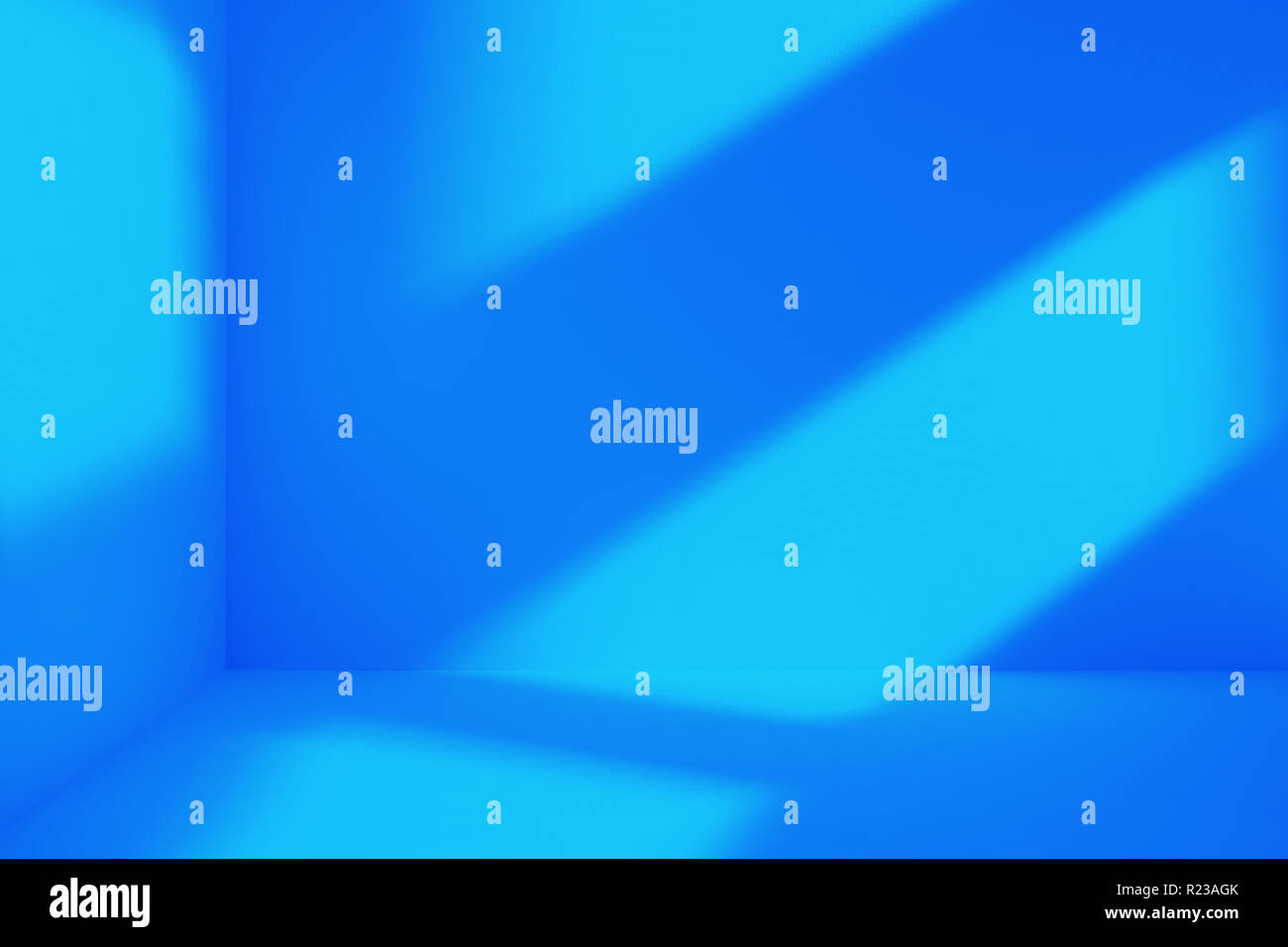 Leere Ecke der Blaue Zimmer mit tiefen Windows Shadow. Minimalistischer Raumkonzept Stockfoto
