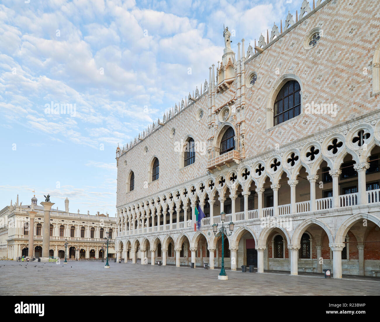 Venedig am frühen Morgen mit Dogenpalast, niemand in Italien Stockfoto