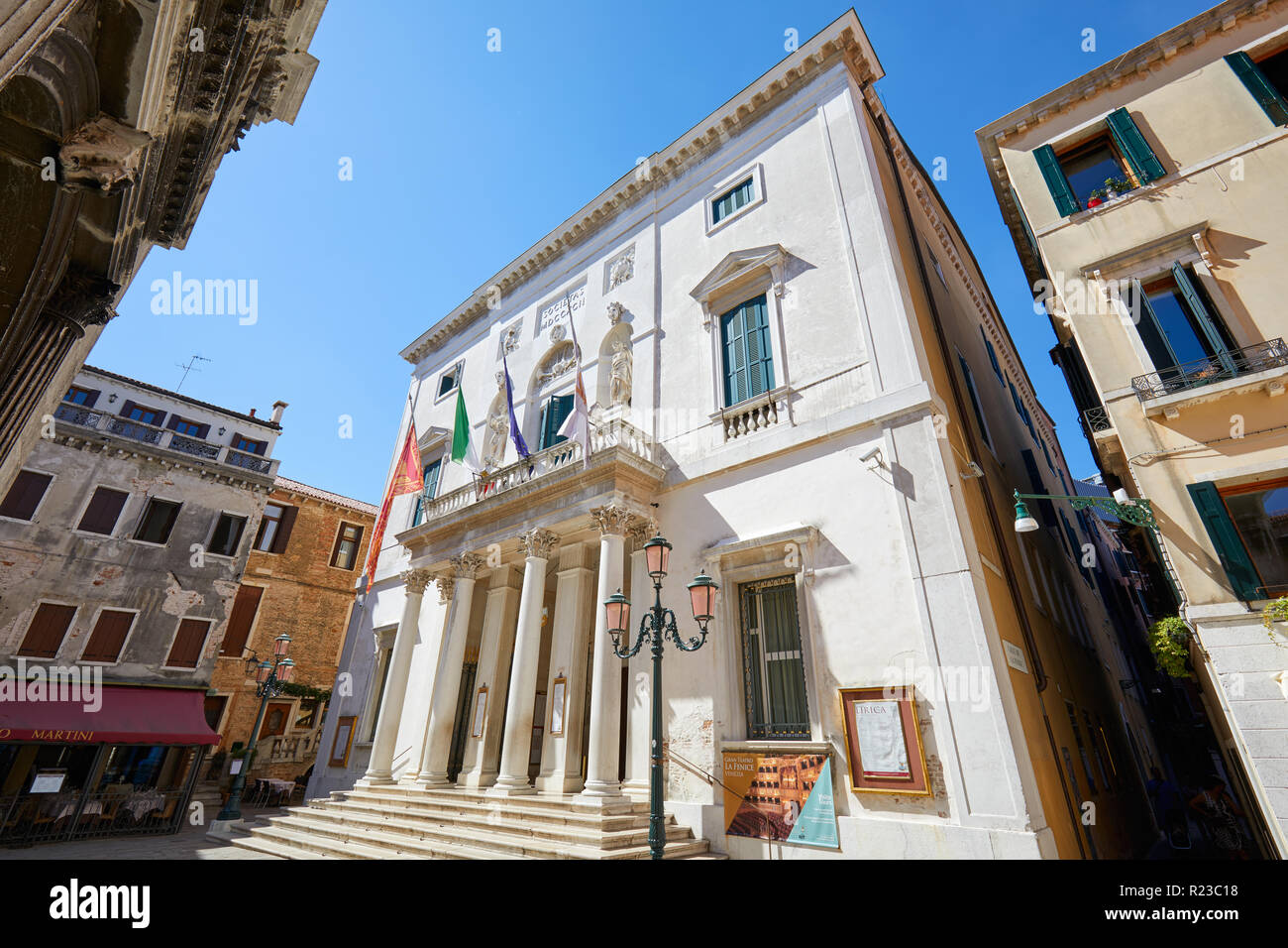 Venedig, Italien - 14 AUGUST 2017: Teatro La Fenice Fassade, Low Angle View an einem sonnigen Sommertag, Clear blue sky in Venedig, Italien Stockfoto
