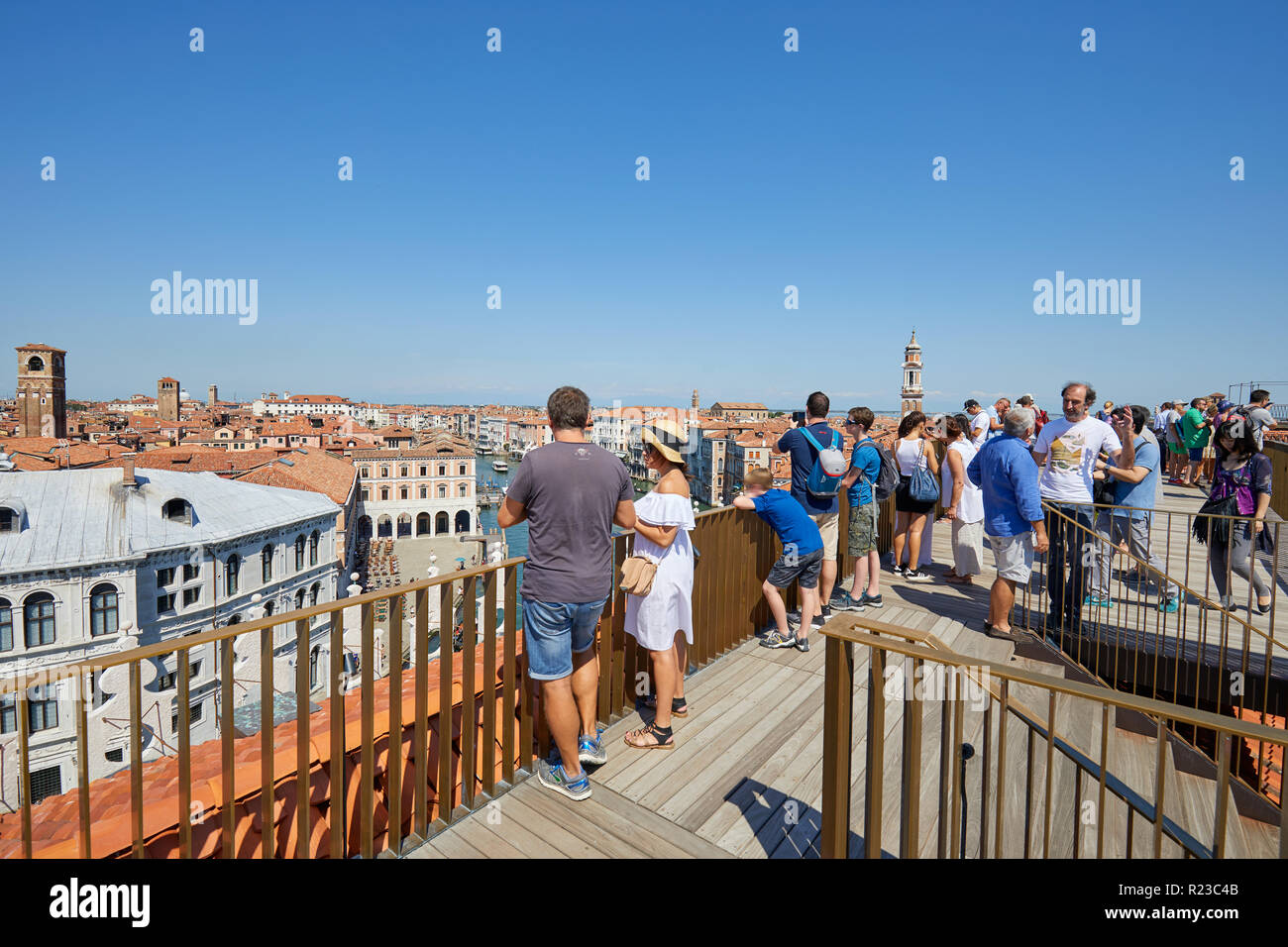 Venedig, Italien - 15 AUGUST 2017: Fondaco dei Tedeschi, Luxus Kaufhaus Terrasse mit Leuten, die an der Ansicht in einem sonnigen Sommertag Stockfoto
