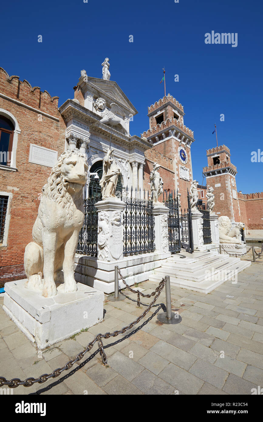 Venezianische Arsenal Tor und Wände mit Statuen in einem sonnigen Sommertag in Venedig, Italien Stockfoto