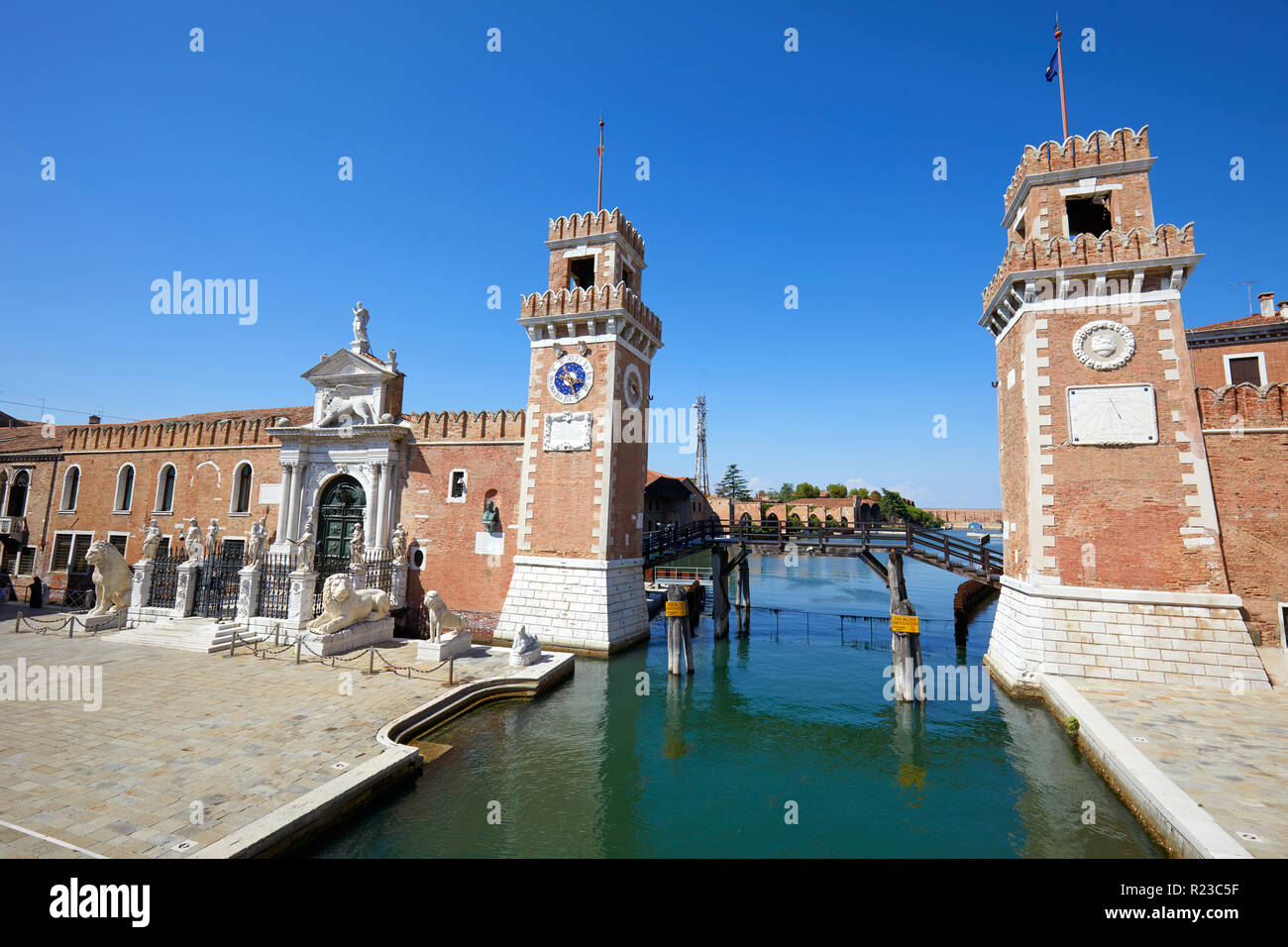 Venezianische Arsenal mit Canal in einem sonnigen Sommertag in Venedig, Italien Stockfoto