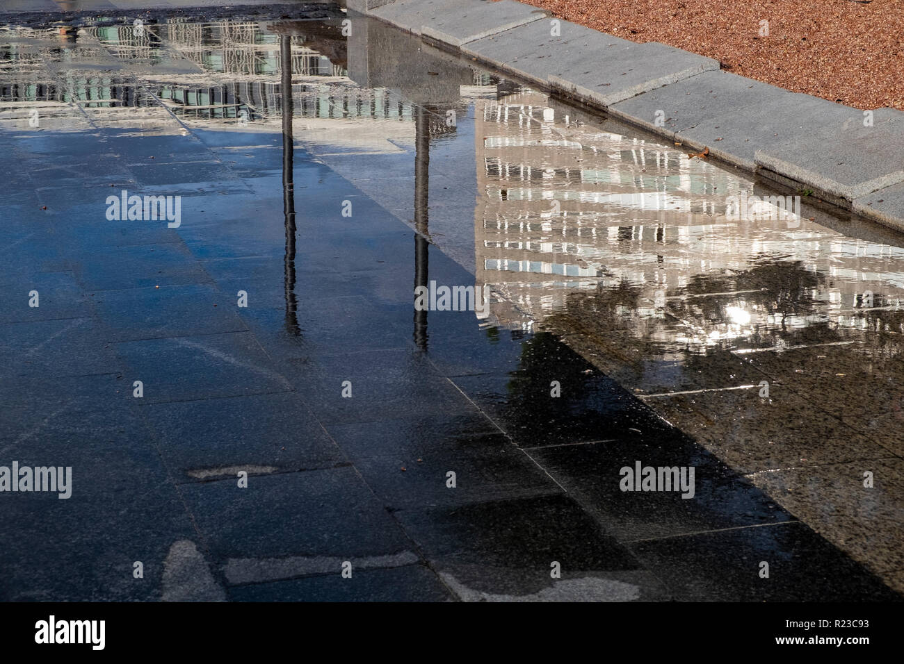 Reflexion in eine Pfütze nach dem Regen in der Plaza de Colon, Madrid, Spanien Stockfoto