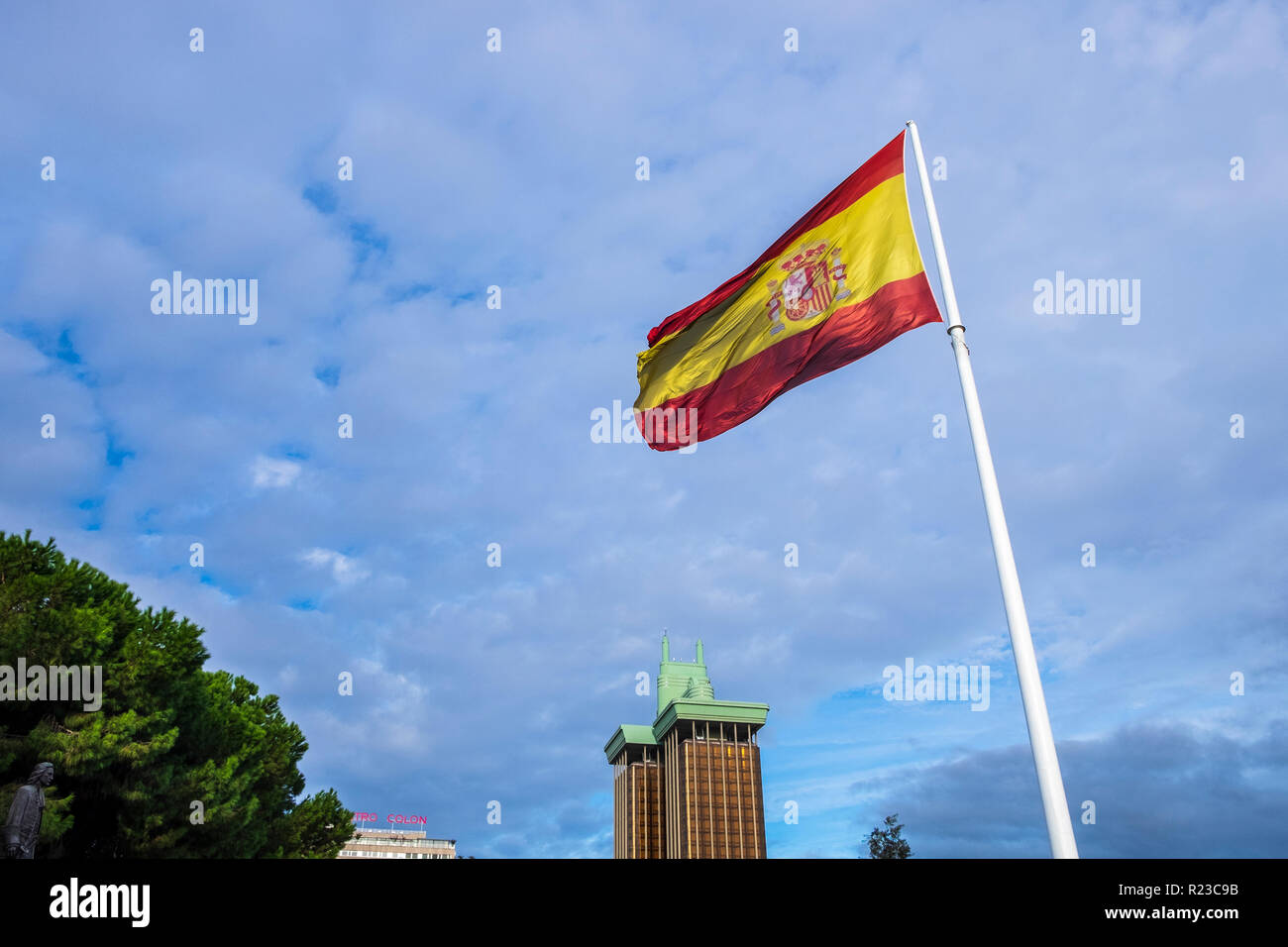 Spanische Flagge und Columbus Türme, Torres de Colón, der Netzstecker, el enchufe, Hochhaus Bürogebäude aus Twin Towers an der Plaza de Colón in Mad Stockfoto