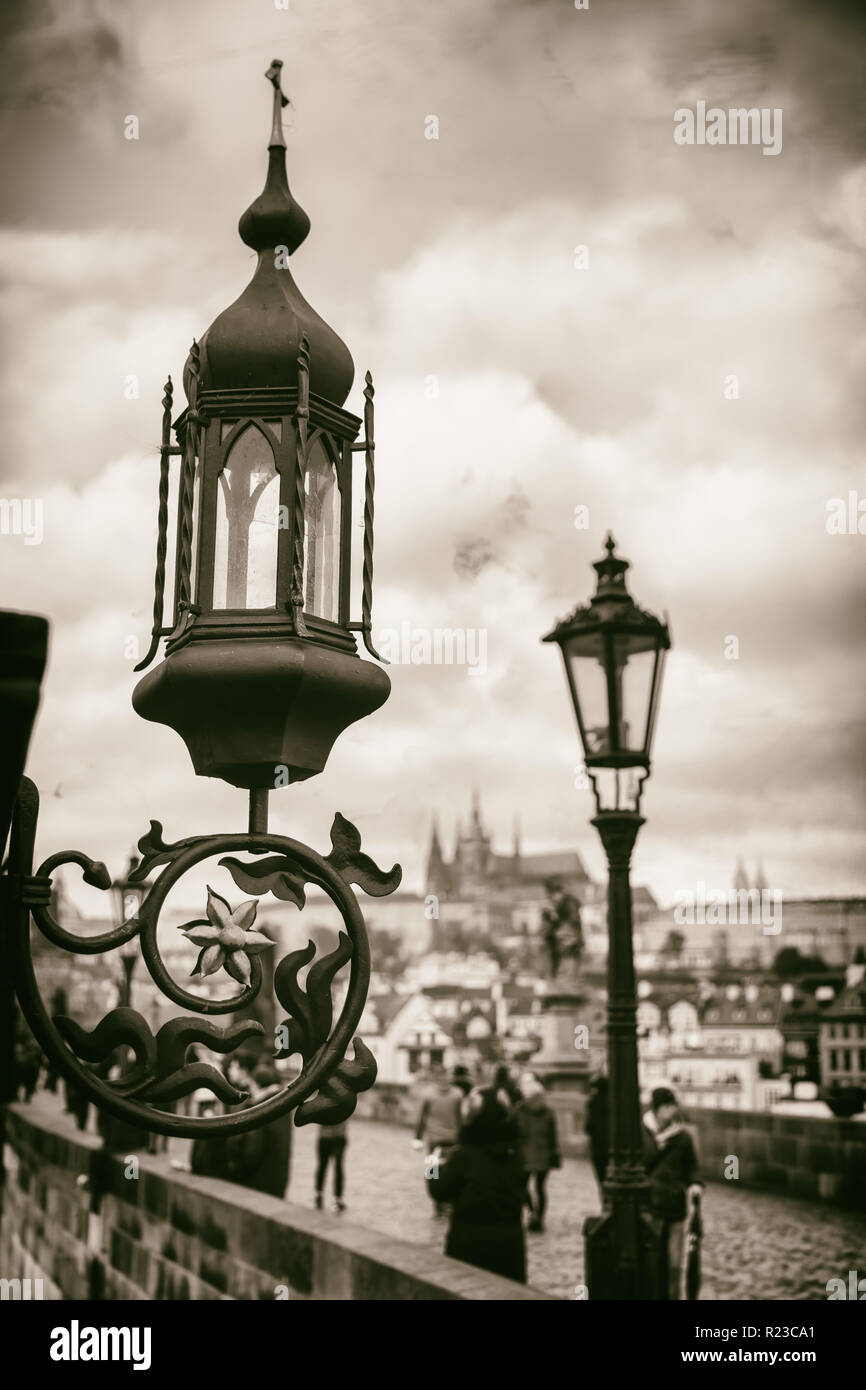 Blick auf eine alte Leuchte auf Saint Charles Brücke, Altstadt (Stare Mesto), Prag, Böhmen, Tschechien, Europa Stockfoto