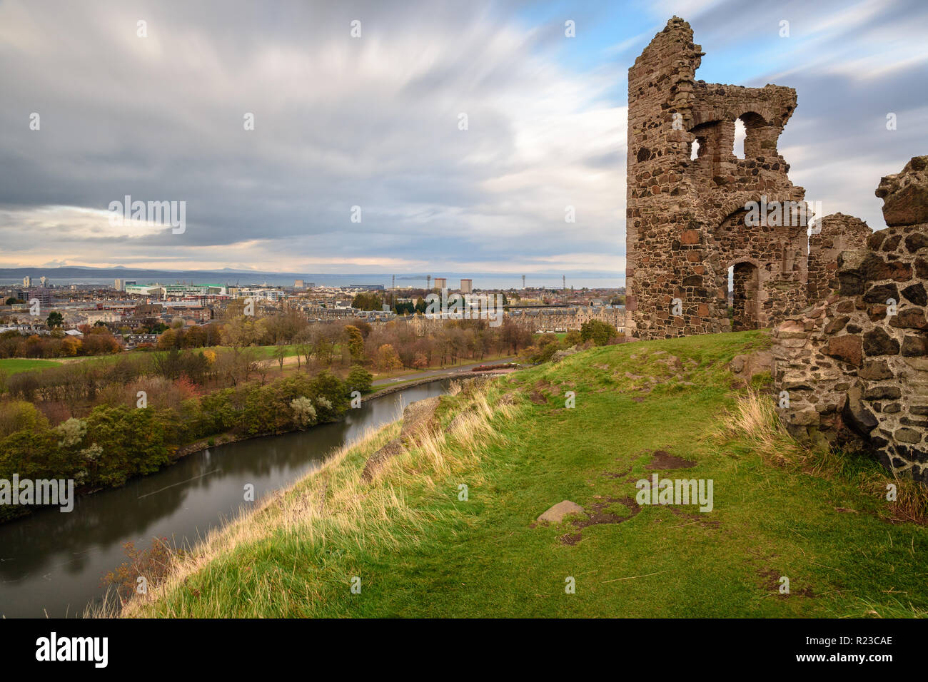 Die romantische Torheit der St Anthony's Chapel Ruine steht auf dem Hügel von Arthur's Seat über St. Margaret's Loch in Holyrood Park in Edinburgh. Stockfoto
