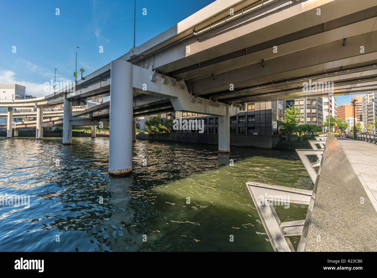 Tokio, Chuo Ward - 26. August 2018: Yoroi-Bashi Brücke über Nihonbashi Fluss im Bereich Nihonbashikoamicho dem Shuto Expressway abgebildeten Overhead Stockfoto