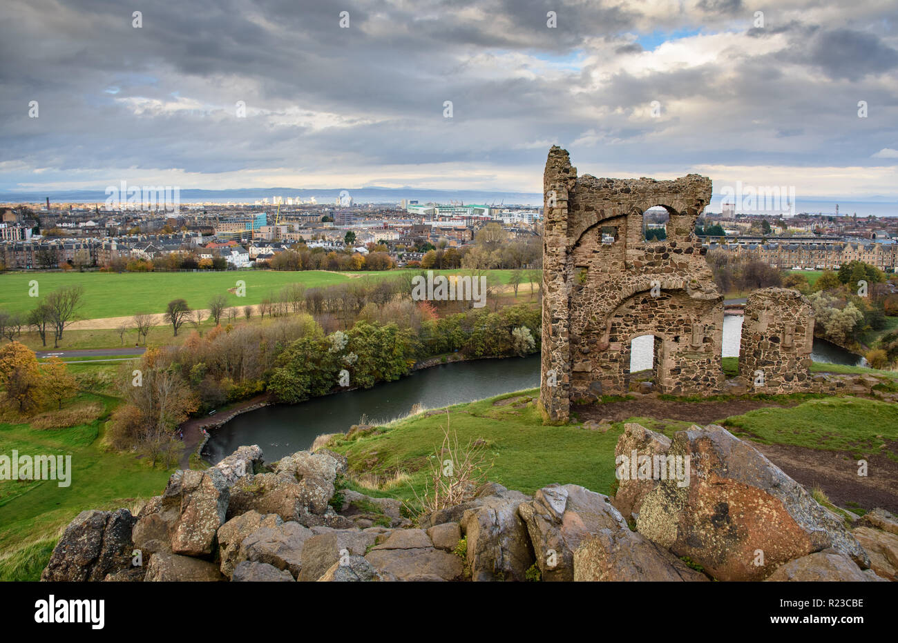 Die romantische Torheit der St Anthony's Chapel Ruine steht auf dem Hügel von Arthur's Seat über St. Margaret's Loch in Holyrood Park in Edinburgh. Stockfoto