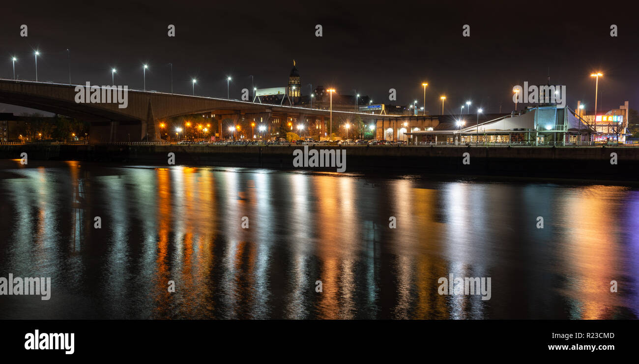 Glasgow, Schottland, Großbritannien - 6. November 2018: Der Fluss Clyde fliesst unterhalb der Kingston Brücke der Autobahn M8 im Zentrum von Glasgow in der Nacht. Stockfoto