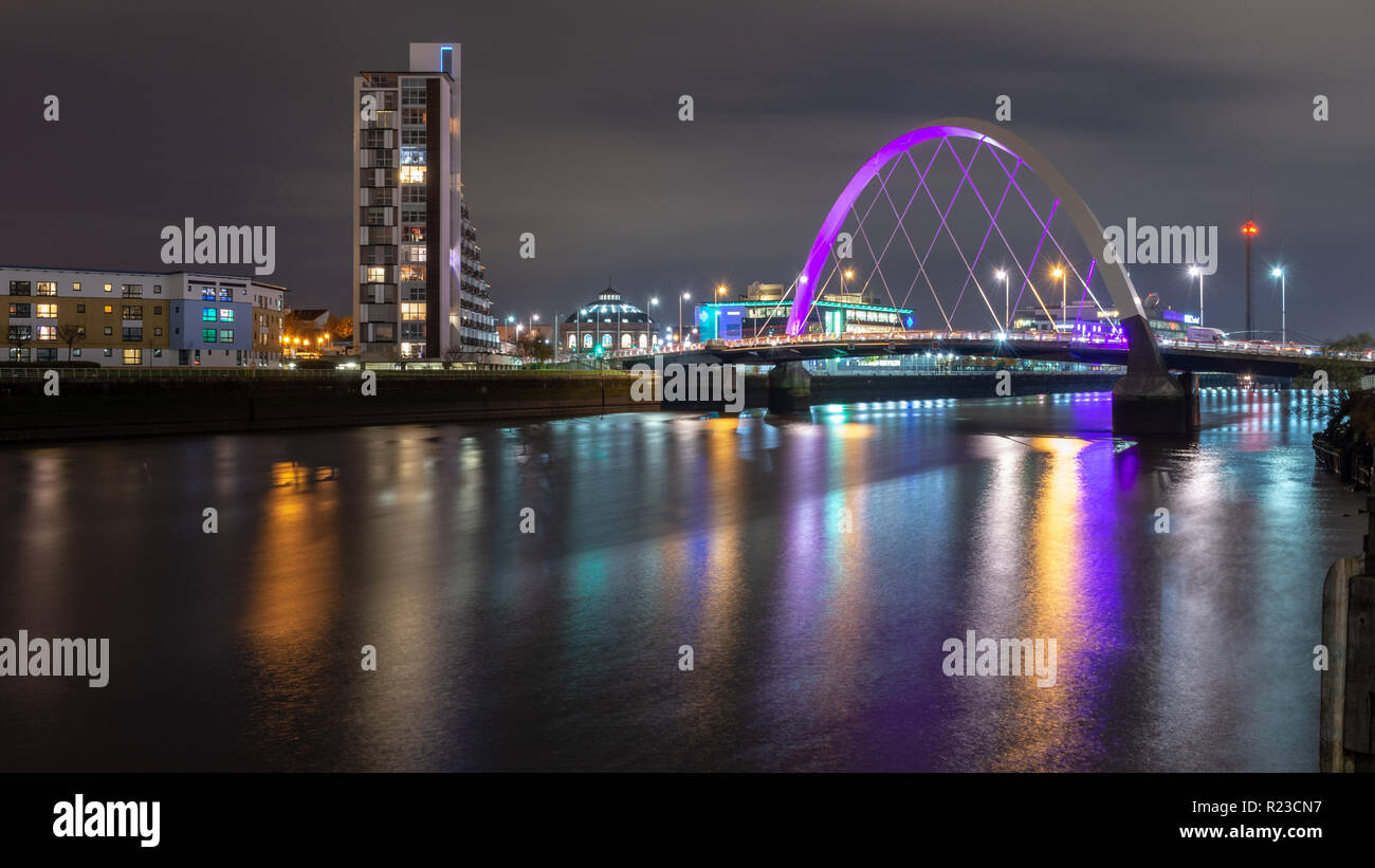 Glasgow, Schottland, Großbritannien - 6. November 2018: Die Clyde Arc Brücke ist in der Nacht beleuchtet in finnieston am Fluss Clyde in Glasgow. Stockfoto