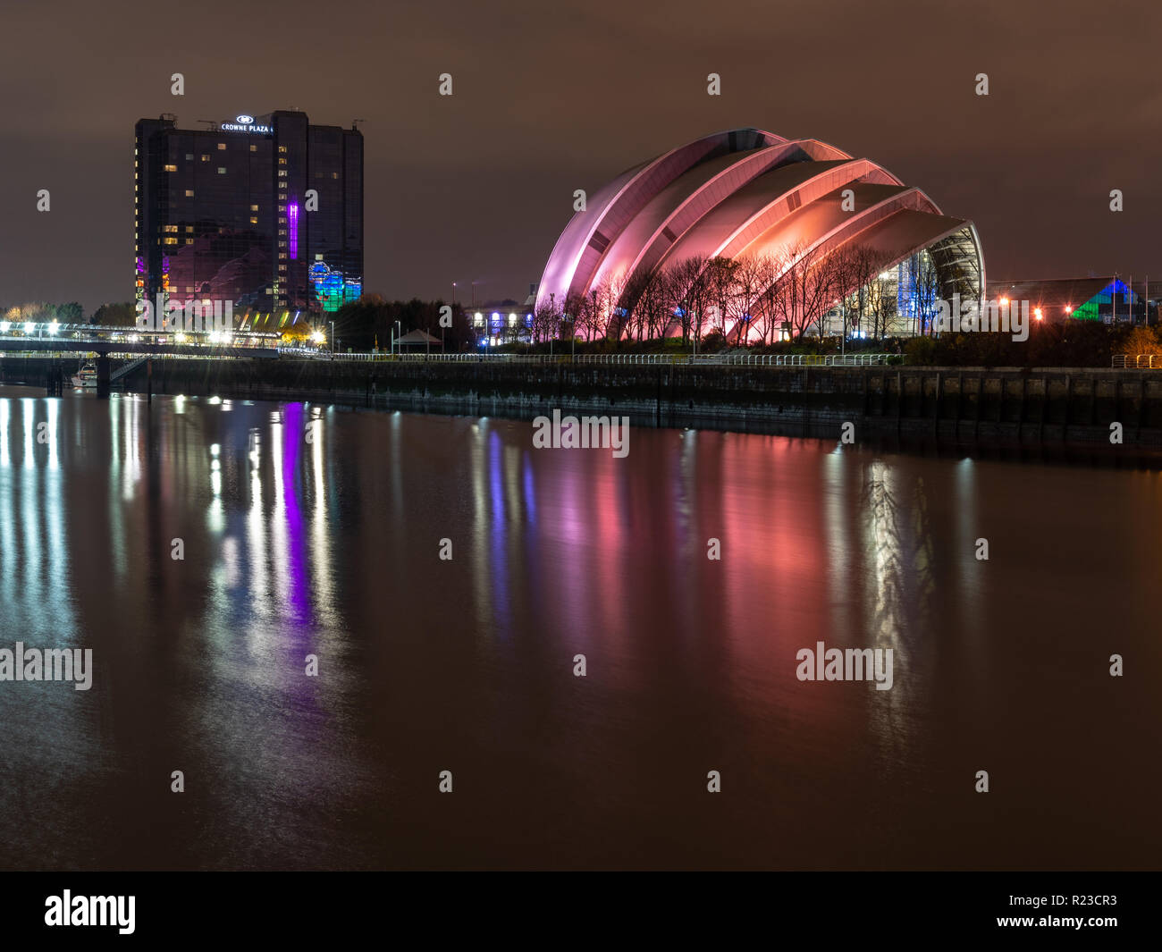 Glasgow, Schottland, Großbritannien - 6. November 2018: Die moderne Armadillo Auditorium und Crowne Plaza Hotel Gebäude stehen am Ufer des Flusses Clyde am Th Stockfoto